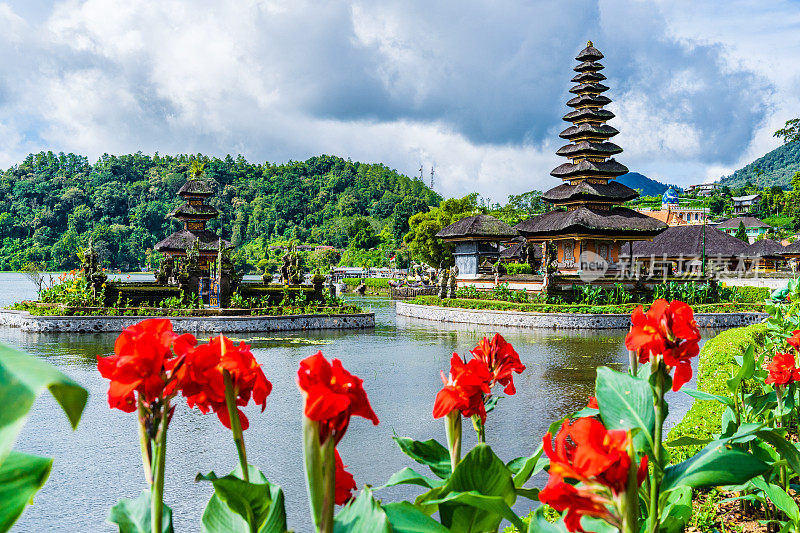 Pura Beji Ulun Danu在巴厘岛的水寺庙工作